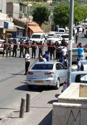el lugar del atropello Un palestino atropella a dos policías sionistas en Al Quds